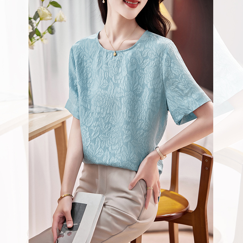 Silk solid color T-shirt with a round collar