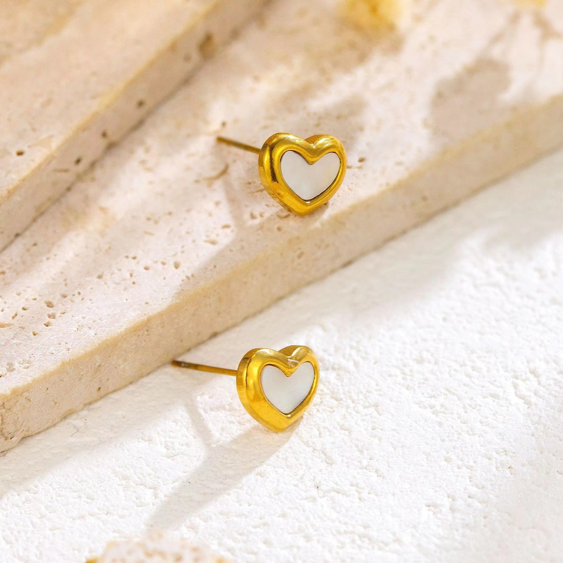 Collar de amor de conchas francesas para mujeres de verano lujoso ligero nicho simple y frío colgante en forma de corazón de viento accesorios de cadena de clavícula