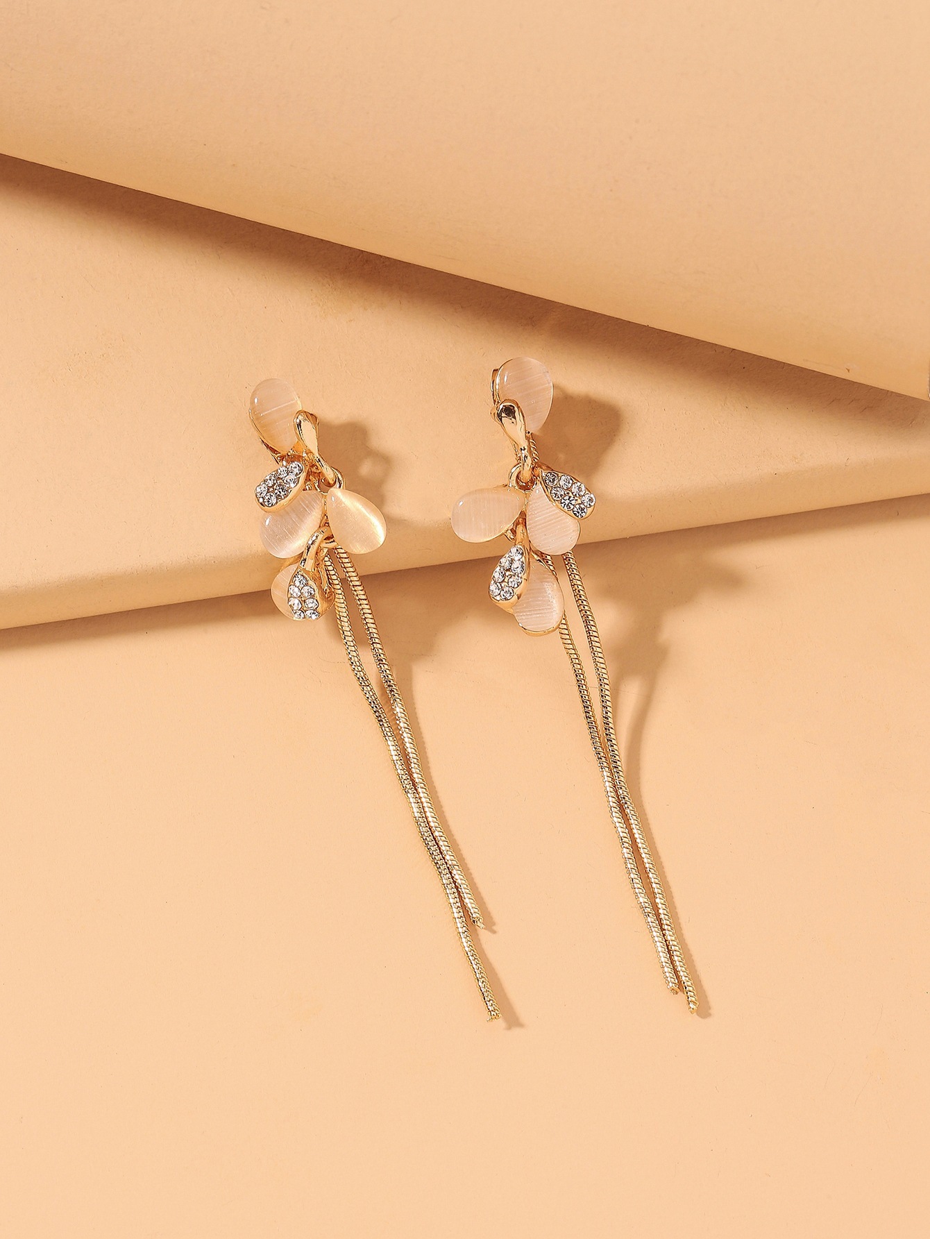 9g Weight Artificial Gemstones Inlay Material Earrings Classification Housewarming, Anniversary, Business, Wedding, Travel, Birthday, Festival Occasion Alloy Material Flower Pattern Women'S Gender Simple Style Style Silver Color Simple Style Flower Alloy Artificial Gemstones Drop Earrings 3