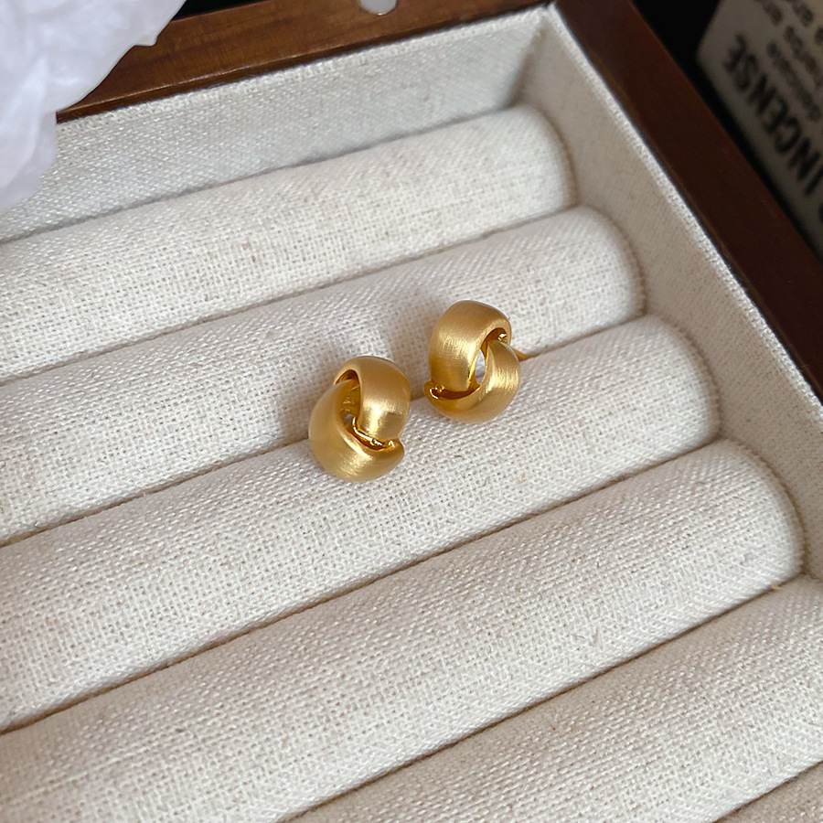 Pendientes en forma de C de metal cepillado irregular con aguja de plata Pendientes de estilo frío de Europa y América Pendientes de lujo ligero de alta calidad