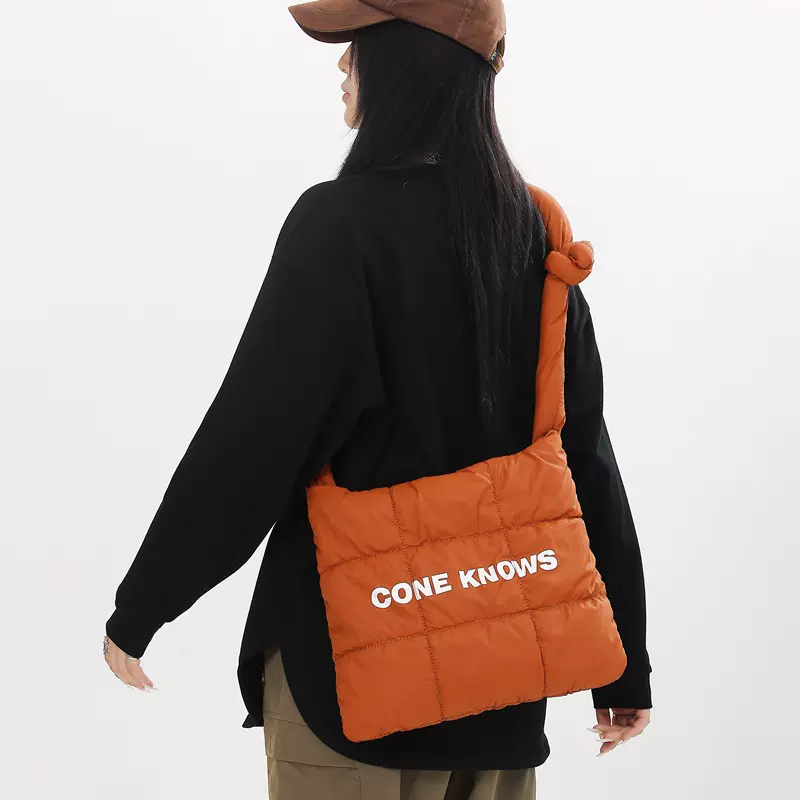 斜挎包男冬季新款羽绒包日系潮牌个性单肩包学生简约大容量背包女