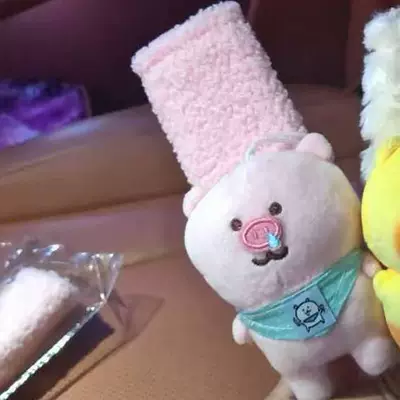 Seat belt shoulder pad with Gray Wolf and - pink-pig-self-deprecating-bear-pink-shoulder-strap