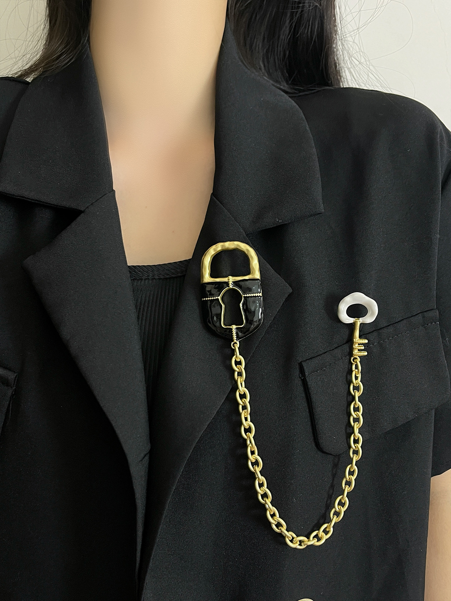French-Style Vintage Niche Design Enamel Keyhole Chain Tassel Brooch with Unique Personality and Elegant Style