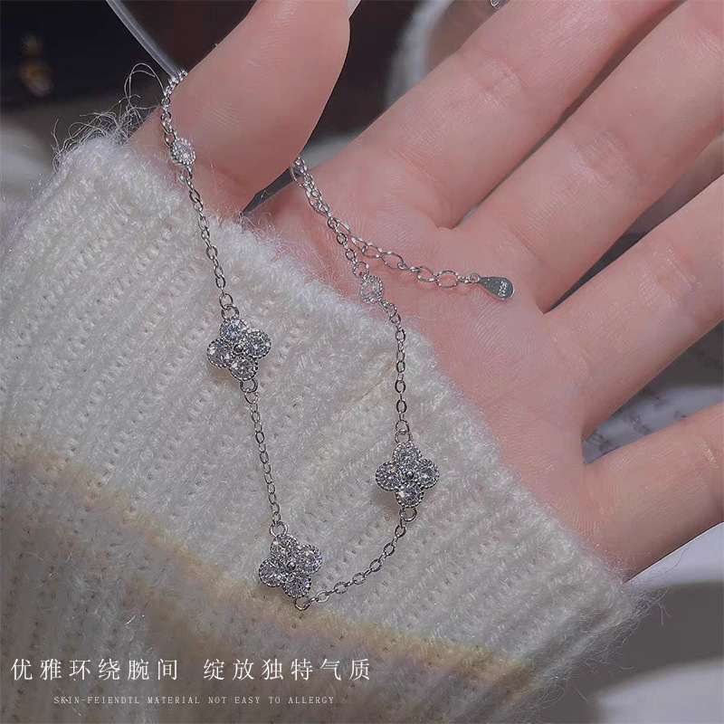 ミニ四叶のクローバーのブレスレットの女性の軽豪華な小衆の精巧な高級感の幸運な花の手飾りは彼女にプレゼントします。|undefined
