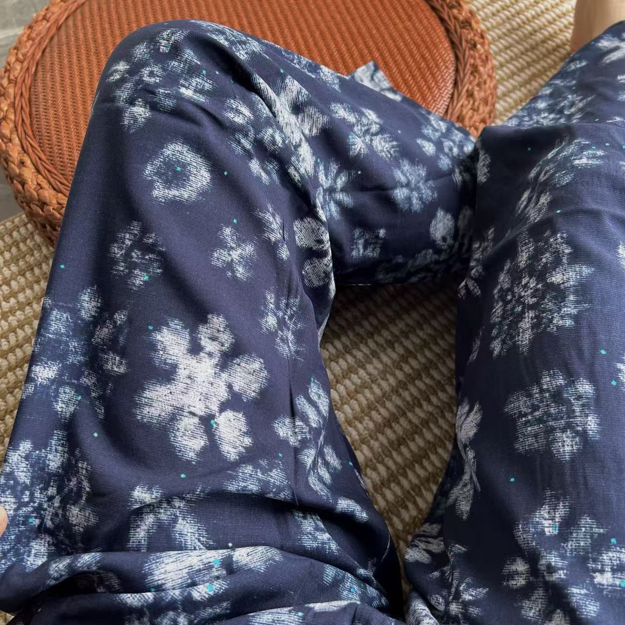 진한 파란색 타이 염료