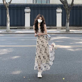 水墨蝴蝶清冷系吊带连衣裙夏季新款法式绝美气质褶皱收腰显瘦长裙