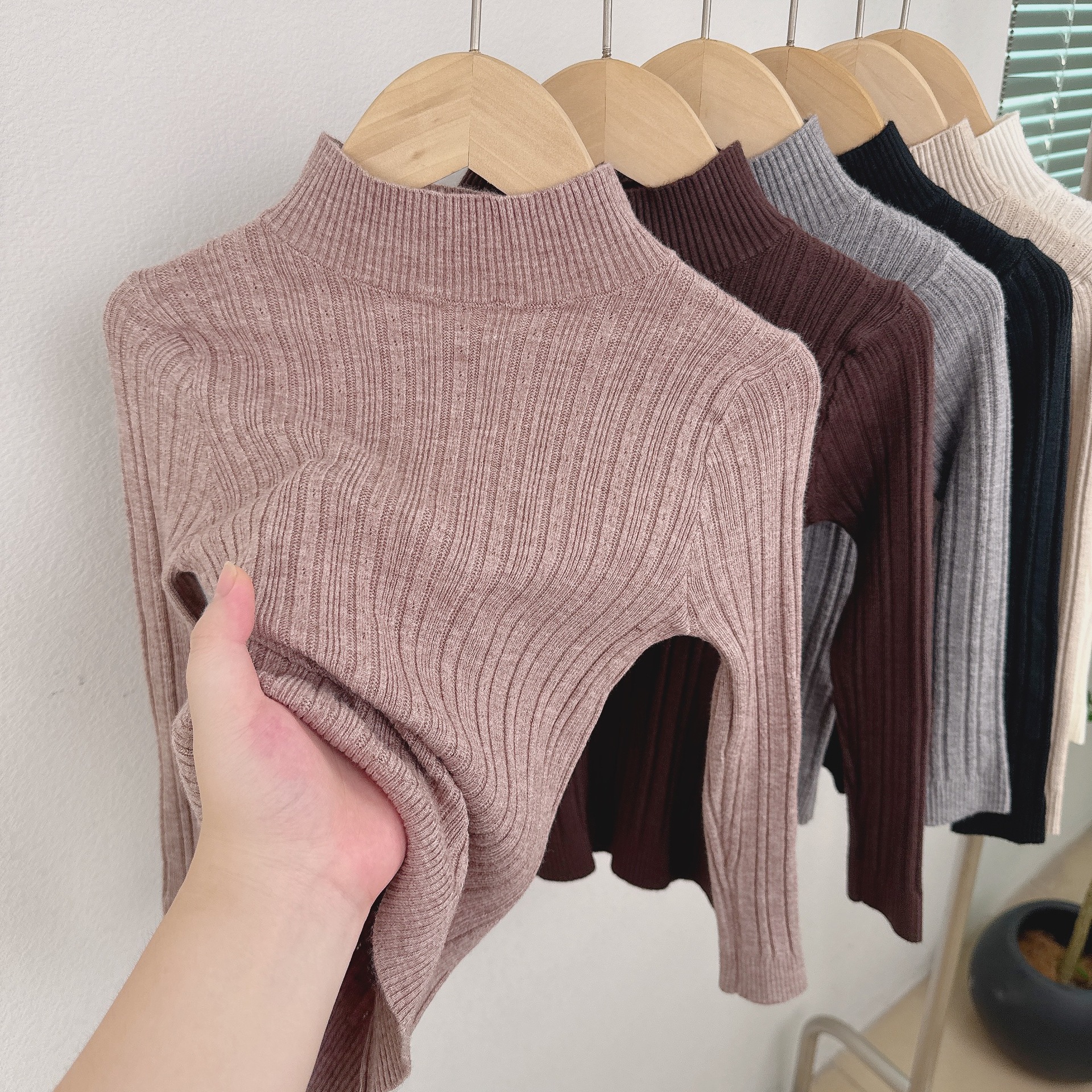 Suéter de niñas 2026 niños otoño invierno nuevo pullover de punto fondo suéter de cuello medio alto de bebé chaqueta de aire exterior