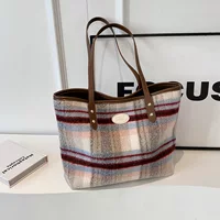 Universal brand retro capacious one-shoulder bag, 2023 collection