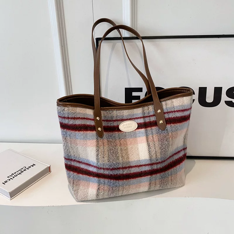 Universal brand retro capacious one-shoulder bag, 2023 collection