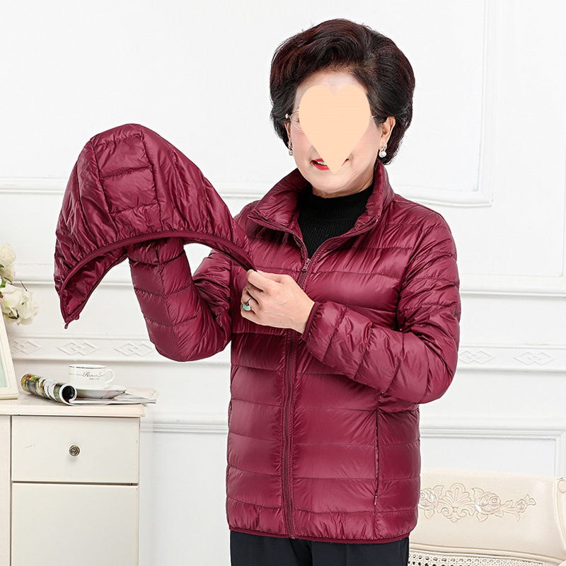 새로운 하이 엔드 라이트급 다운 재킷 여성 후드 재킷 중년 및 노인 어머니의 얇은 플러스 사이즈 이동식 캡 짧은