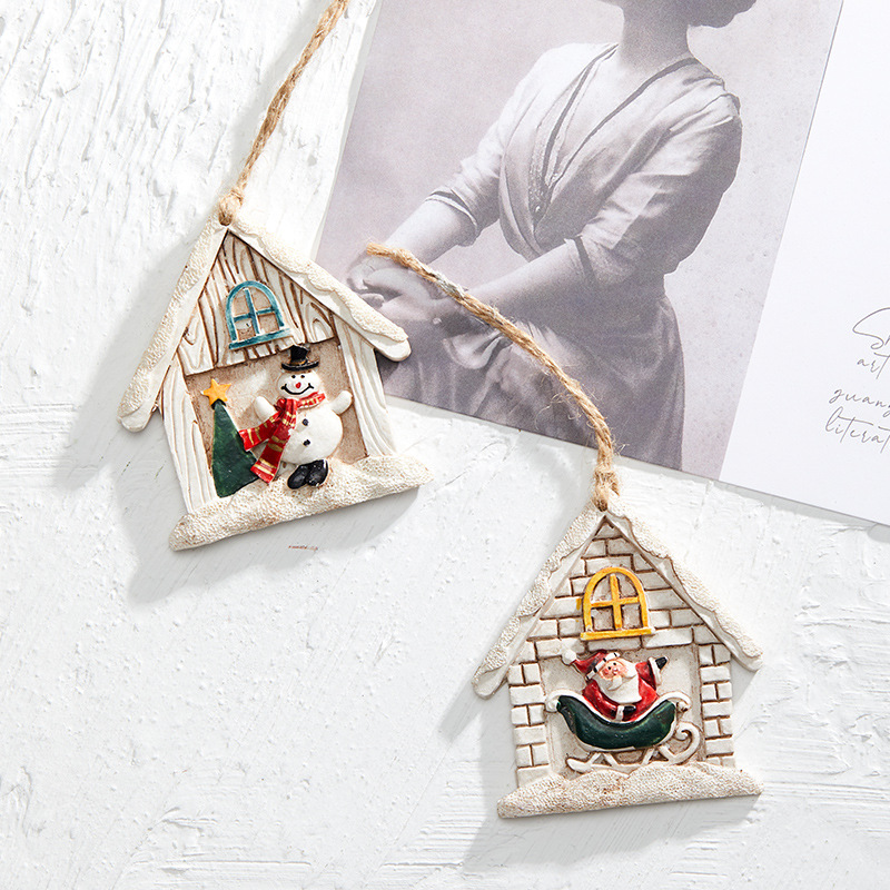 Madera Santa resina muñeco de nieve pequeña casa colgante decoración de Navidad escenario prop decoración