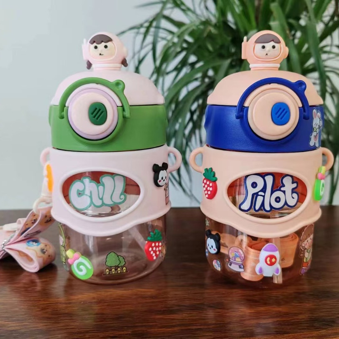 Taza de agua de plástico para niños con diseño planetas y astronautas, taza con pajita de dibujos animados de alto valor facial, venta directa de fábrica en línea.