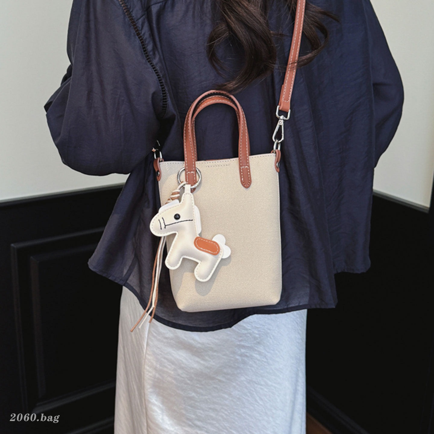 Casual nuevo bolso de verano de mujer inclinado 2026 cubo de hombro portátil versátil bolso pequeño teléfono móvil