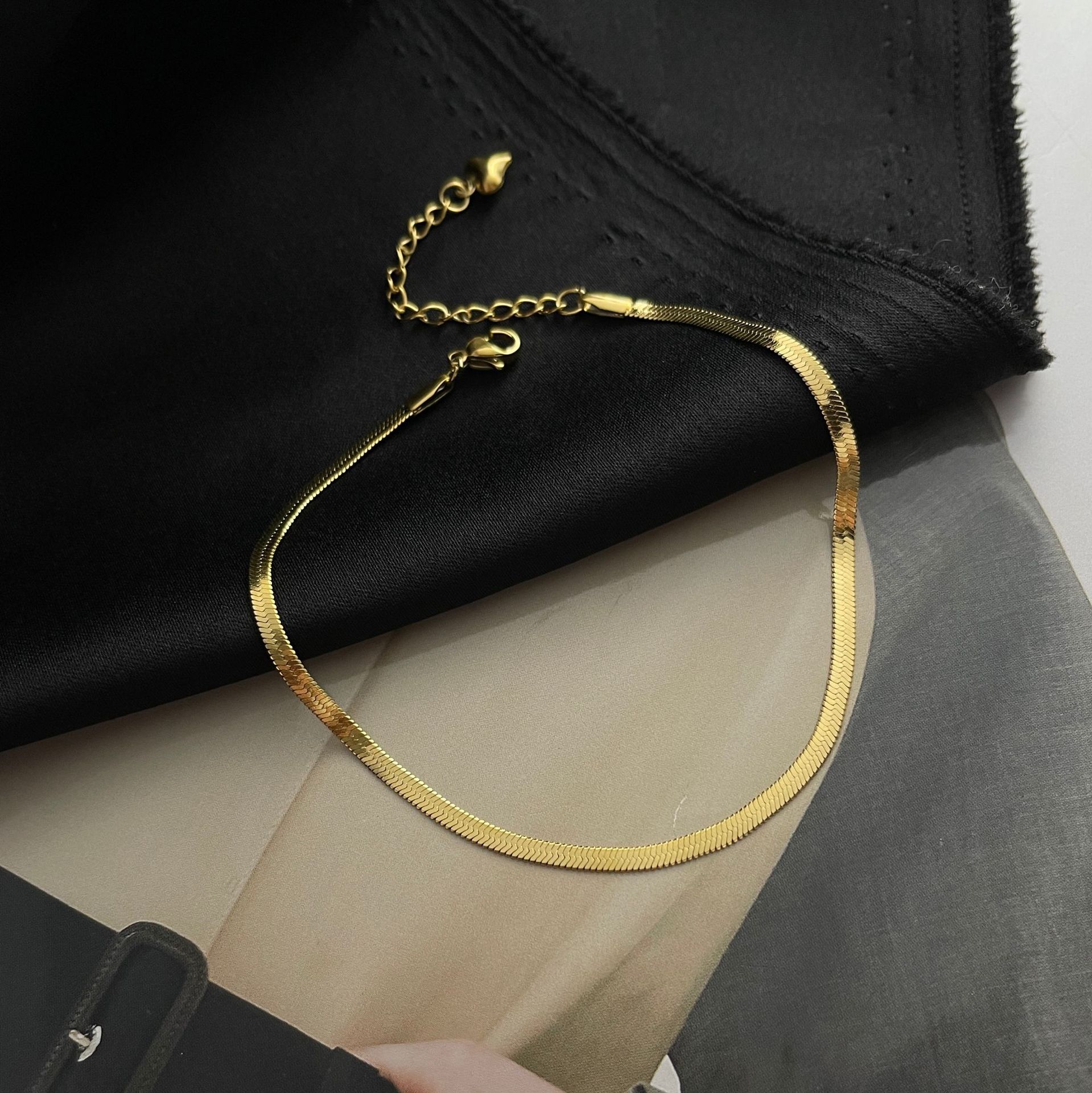 Nueva Simple Sexy tobillera cadena plana de acero de titanio tobillera de las mujeres de acero de titanio Luz de lujo cadena desnuda joyería de moda