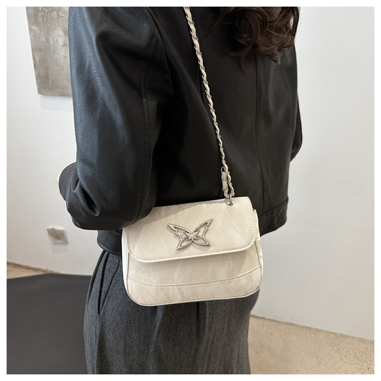 This is a trendy, casual, fashionable and simple crossbody bag for women with a niche design in the autumn of 2024 undefined