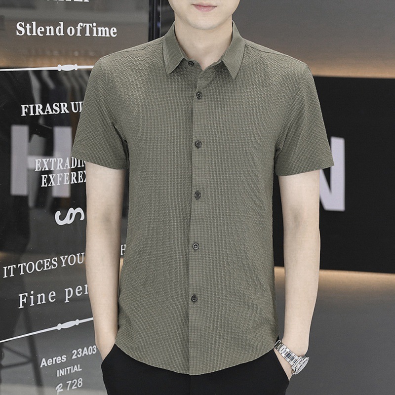 Una pieza de camisa de manga corta para hombre de verano 2024 nuevo estilo de seda de hielo de color sólido, camisa fina sin planchar, todo fósforo, negocios