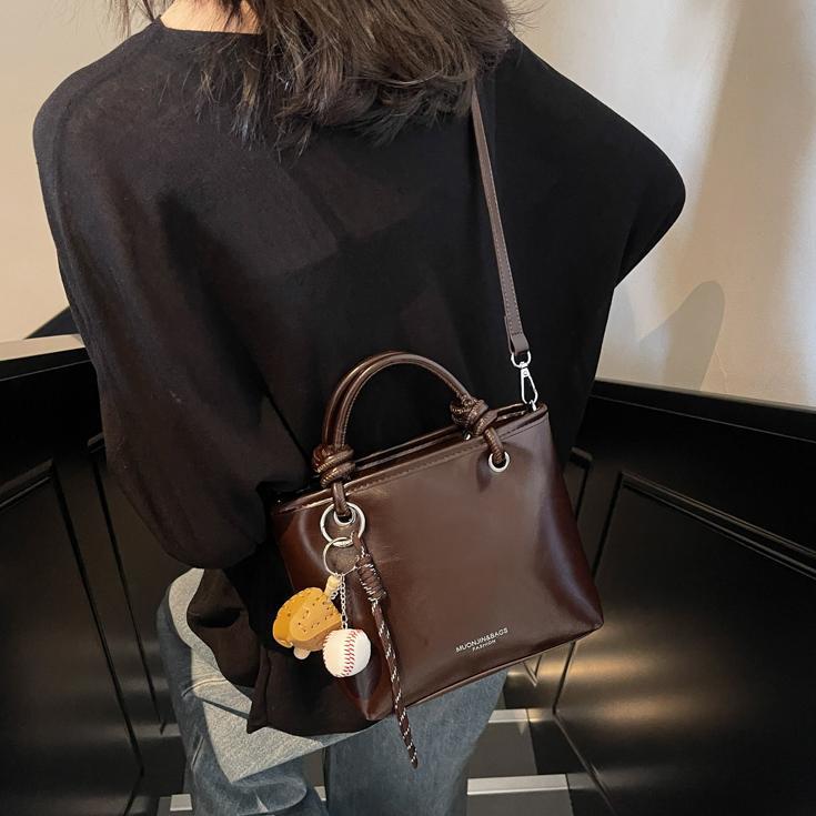 Bolso de mano súper caliente para mujeres 2025 nuevo estilo universal simple de hombro mochila de moda casual bolso de cubo