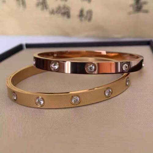 Titanium steel can be used for bathing, simple and elegant, light luxury, high-end fashion, diamond-encrusted titanium steel shiny ins non-fading rose bracelet.