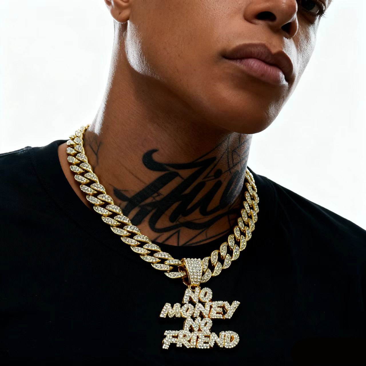Collar con colgante de letras de hip-hop europeo y americano con diamantes completos, diseño de 'no money no friend', accesorio de motero deslumbrante y moderno.