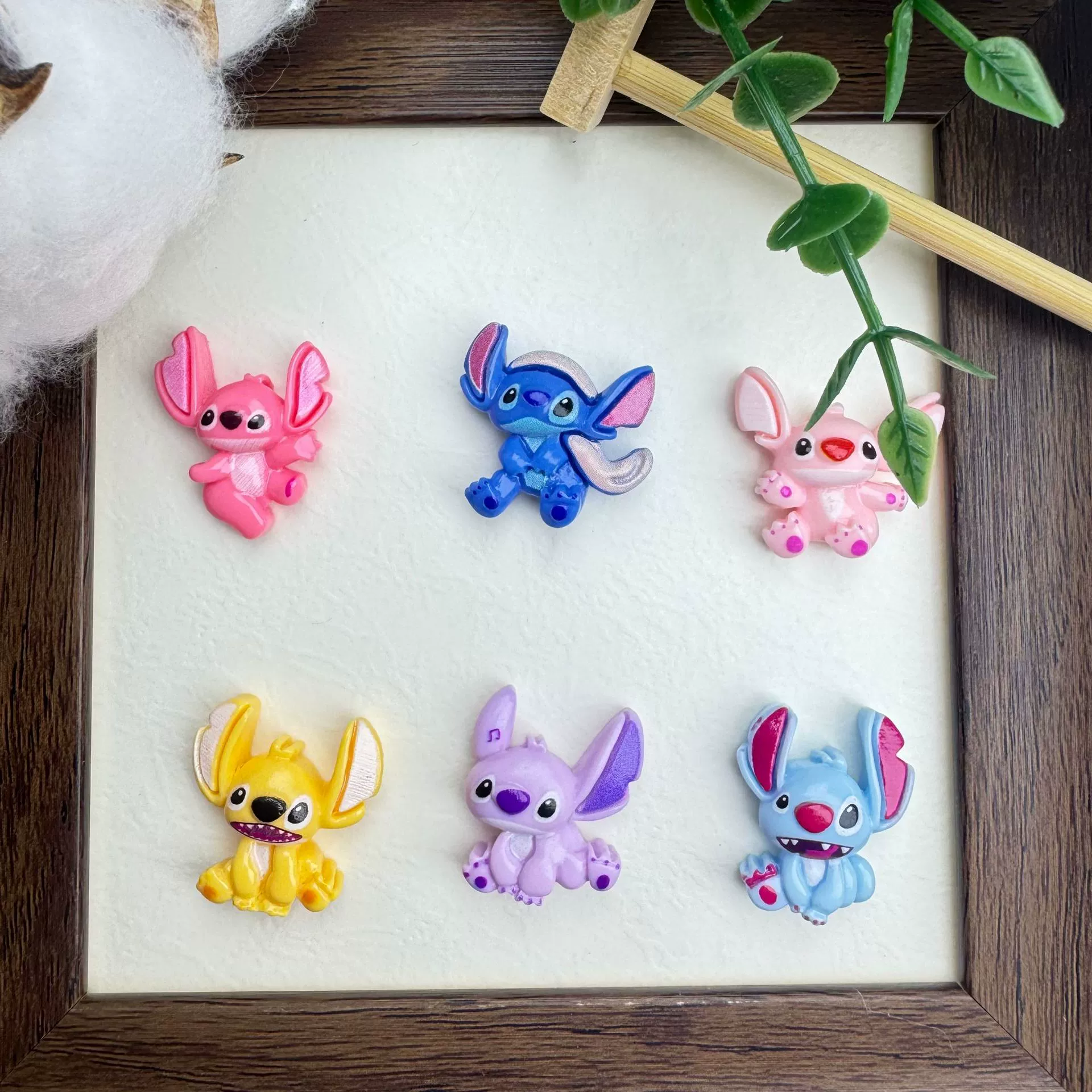 Набор материалов для творчества: кремовый клей, заколки для волос, подвески для чехлов для телефонов, украшения для кружек, обуви и цветов с изображением аниме-персонажей, вдохновленных мультяшным стилем допамина.