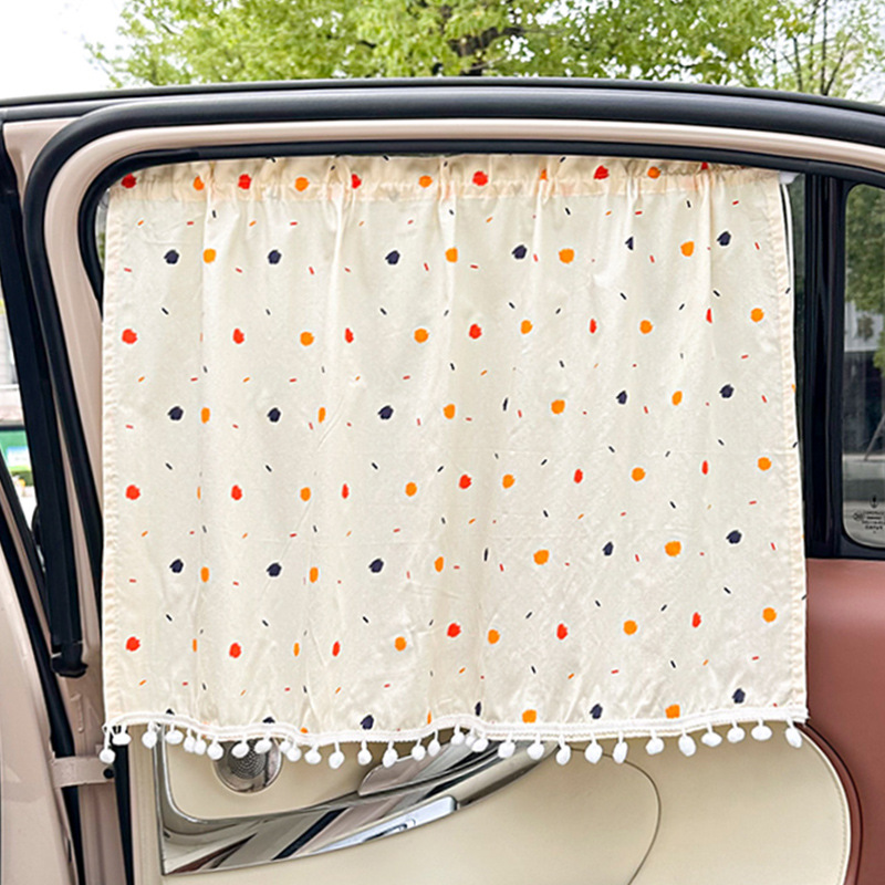 Cortinas geométricas coloridas con bolas de pelo.