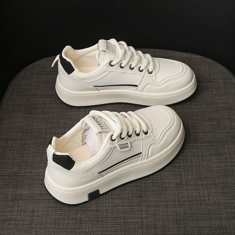 Pequeños zapatos blancos de chicas primavera y otoño plano fondo grueso de verano 2025 nuevo estilo de cabeza redonda explosión simple zapatos de skate casuales papá
