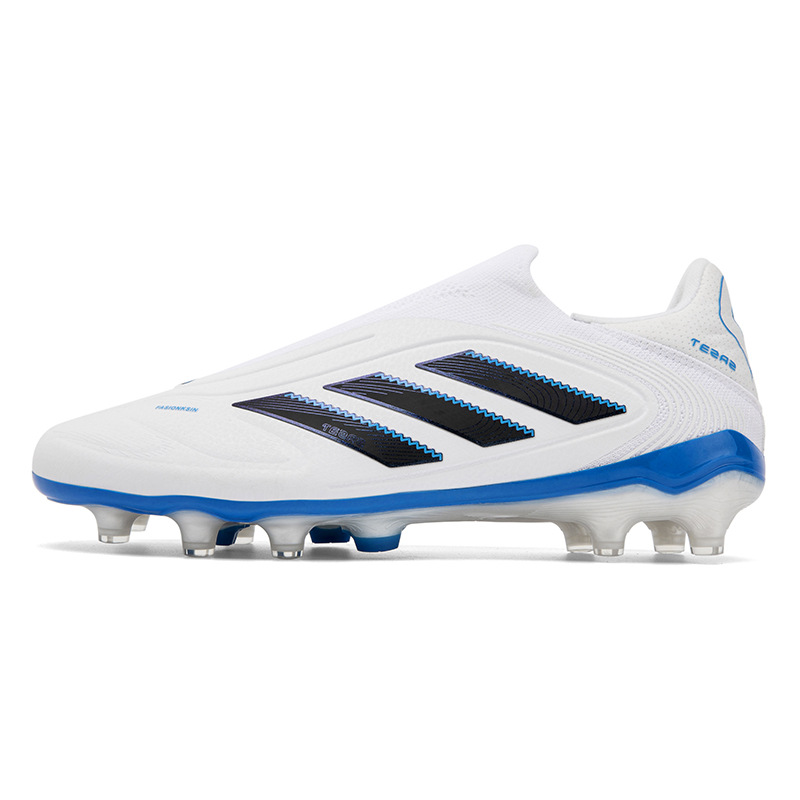 Nuevos zapatos de fútbol de moda transfronterizos para hombres y mujeres con clavos largos para jóvenes antideslizantes sin correa de fábrica directa