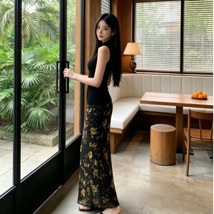 �r�К��|���b��ɫ�o�䱳��Ů�ļ������黨����ȹ����ȹ�Lȹ�ɼ���