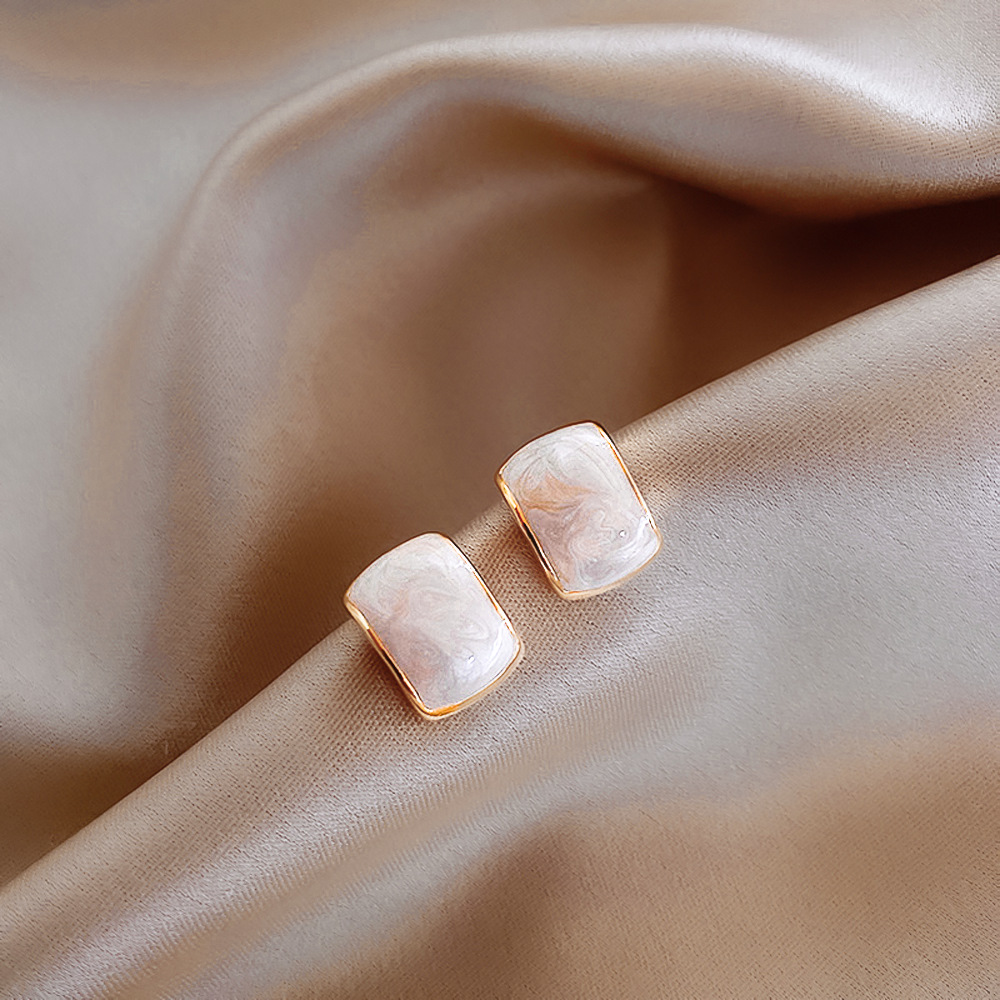 Aguja de plata de moda alta sensación de diamante de goteo de aceite pendientes nicho universal elegante pernos de orejas ligero lujoso temperamento simple orejas para mujeres