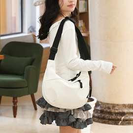 时尚轻便通勤学生上课斜挎包包休闲大容量女尼龙单肩饺子包托特包