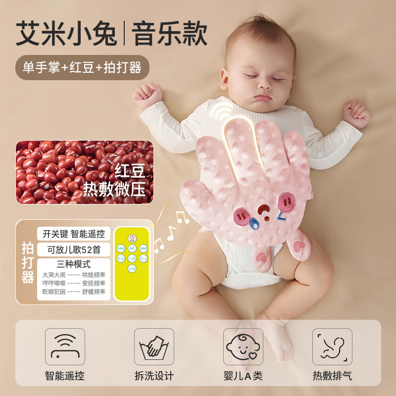 Bebé acariciando el sueño, tranquilizando las palmas, persuadiendo al bebé para que duerma, el bebé se acuesta, persuade al bebé para que se duerma y duerma, bofetada en febrero