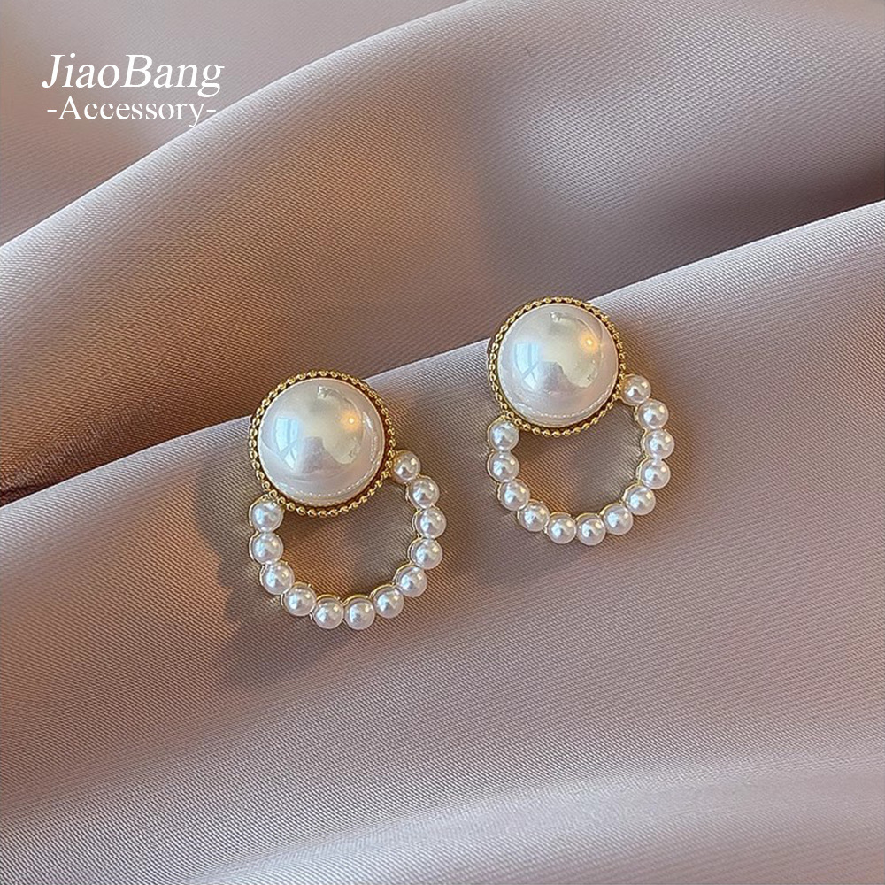 Aguja de plata Pendientes de perlas circulares coreanos Pendientes de diseño de nicho de sentido de alto nivel simple femenino Pendientes de temperamento de moda al por mayor