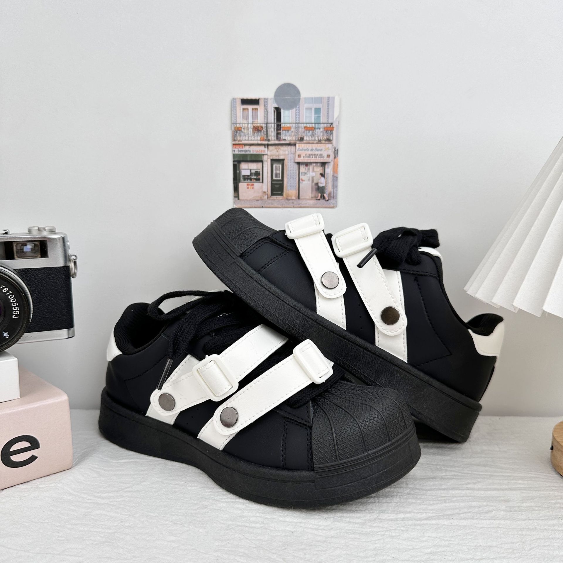 Zapatos de pan de soleas gruesas de larga onda de zapatos de mujer de principios de otoño de 2025 zapatos de pizarra casuales de estilo chic