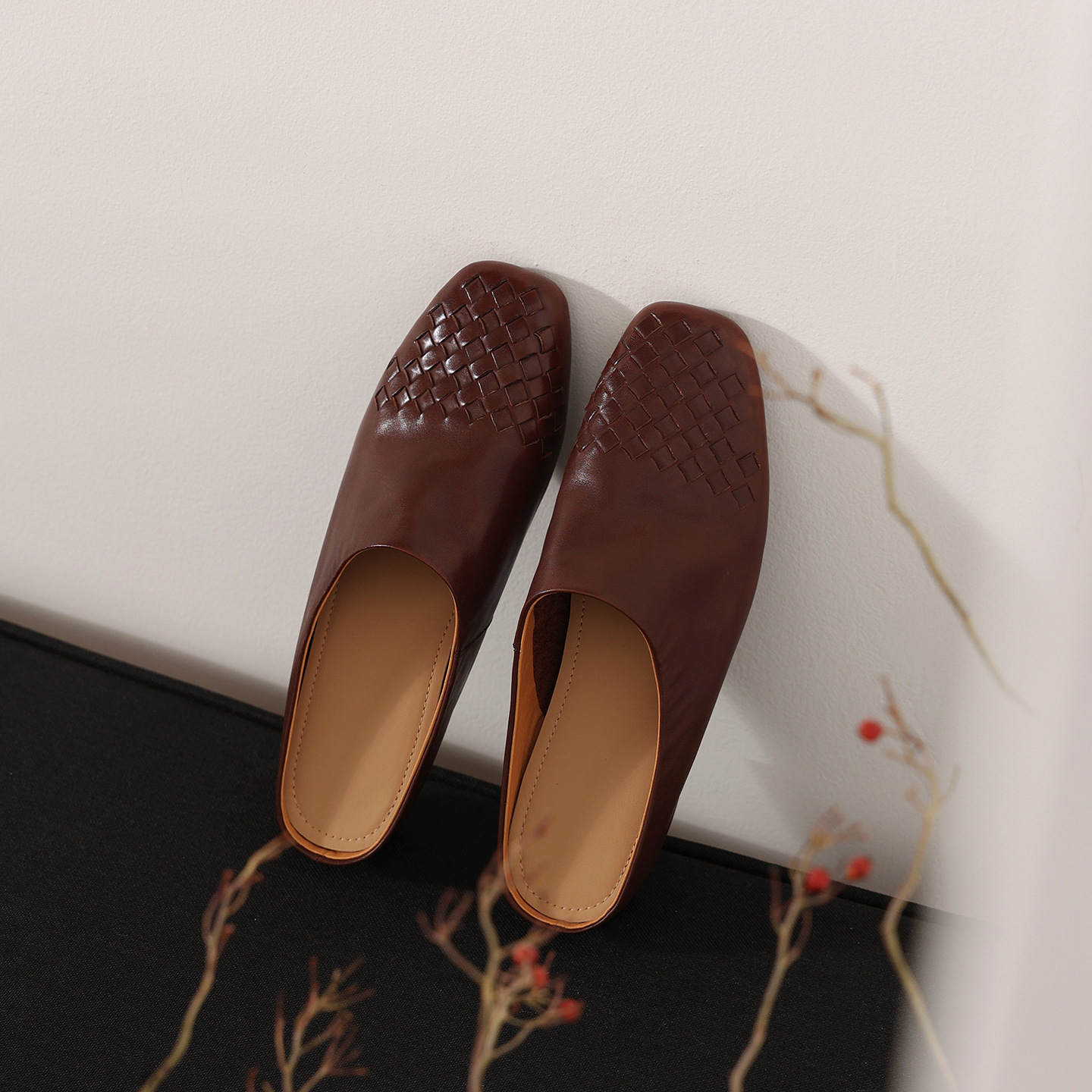 Dép mule nữ da bò mũi nhọn đế bệt kiểu dệt vintage — đen