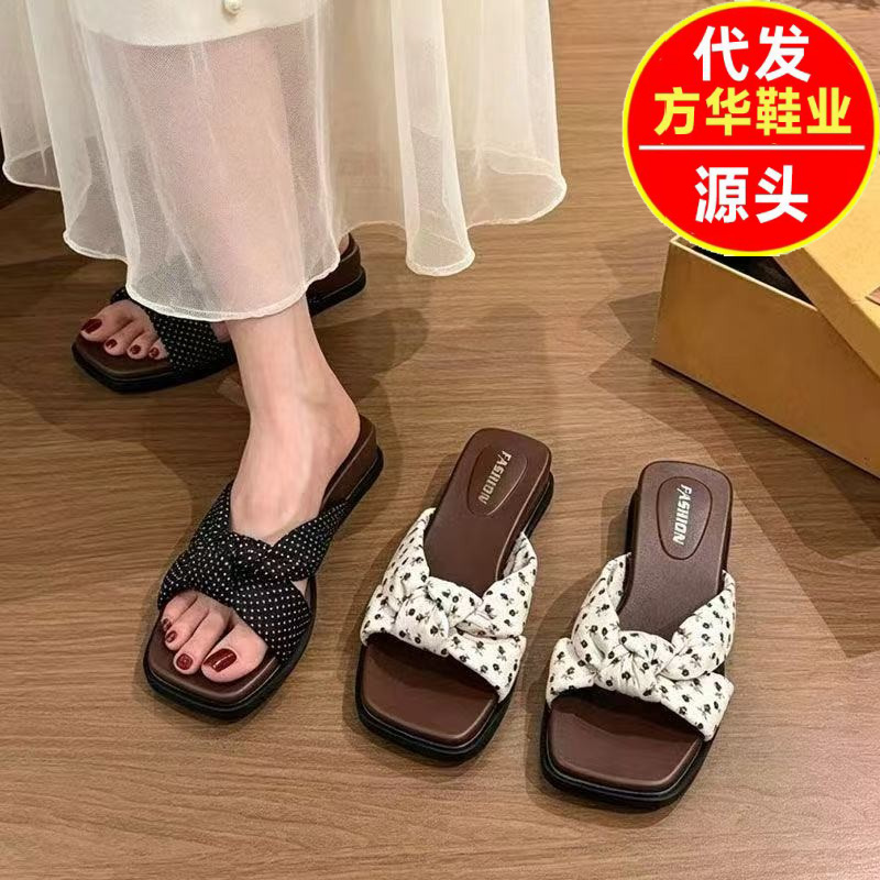 2026 verano nuevo temperamento de moda dulce arco ondulado punto de una palabra antideslizante talón casual zapatillas de fondo plano