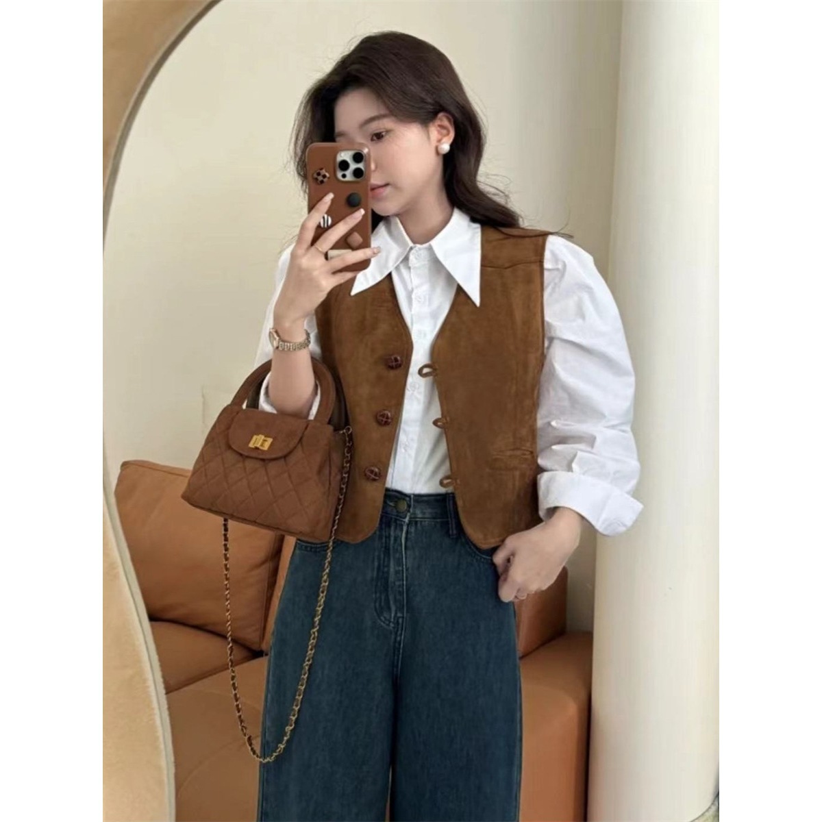 Retro suede vest for women, short style, new autumn 2024, casual and versatile design, V-neck vest jacket.