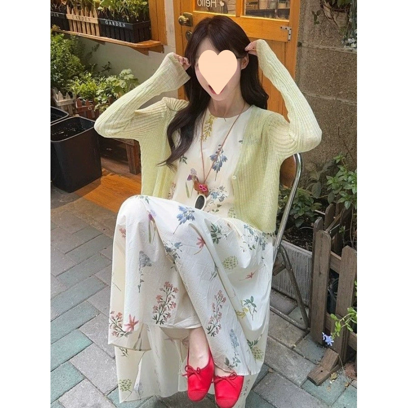 Весенний комплект 2025 года в корейском стиле: элегантное платье-жилет без рукавов с цветочным принтом и нежный женский костюм из двух предметов