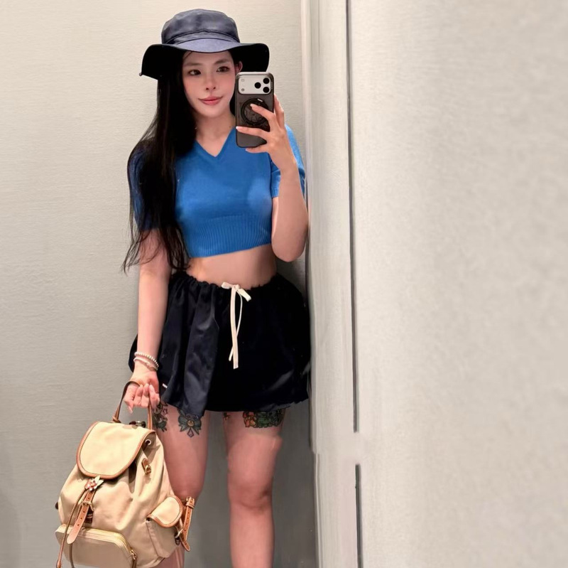 Nanyou Haute Couture Miu Miu 26 Spring/Summer New Pure Desire Hot Girl Style Letter Ogo Design Short Sleeve Knitted Top for Women Nanyou Haute Couture Miu Miu 26 Spring/Summer New Pure Desire Hot Girl Style Letter Ogo Design Short Sleeve Knitted Top for Women