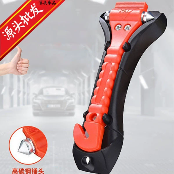 Автомобиль использует аварийный молоток для аварийного разбивания окна из закаленного стекла