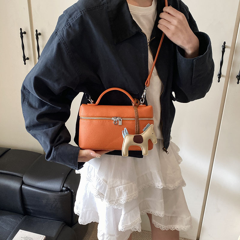 夏の都会的なシンプルなライチ柄ポータブルランチボックスバッグ女性のための 2025 新しい韓国語バージョン人気の多用途ショルダークロスボディバッグ|undefined