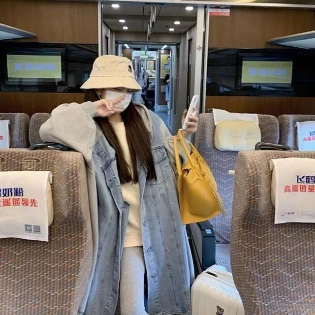 新型の揚げ物街のカジュアルな服装は帽子のカウボーイと一緒にガードルのコートをつなぎ合わせます。|undefined