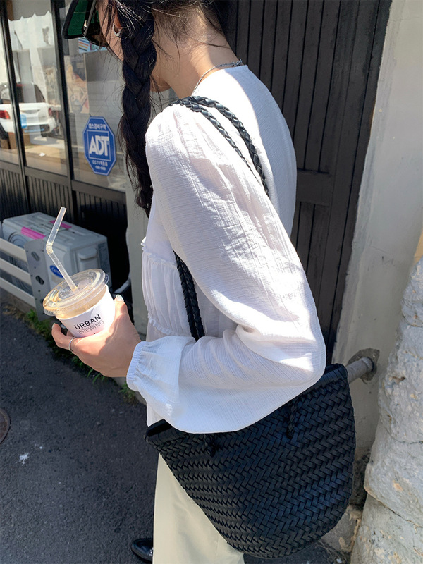 广州黄峥韩版秋季小衫女设计感系带v领泡泡袖褶皱衬衫上衣530775|undefined