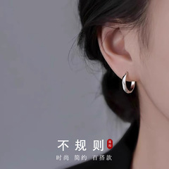 女性用のファッショナブルで不規則なイヤリング、絶妙でコンパクトなイヤリング、多用途のニッチなハイエンドデザイン、シンプルなイヤリング
