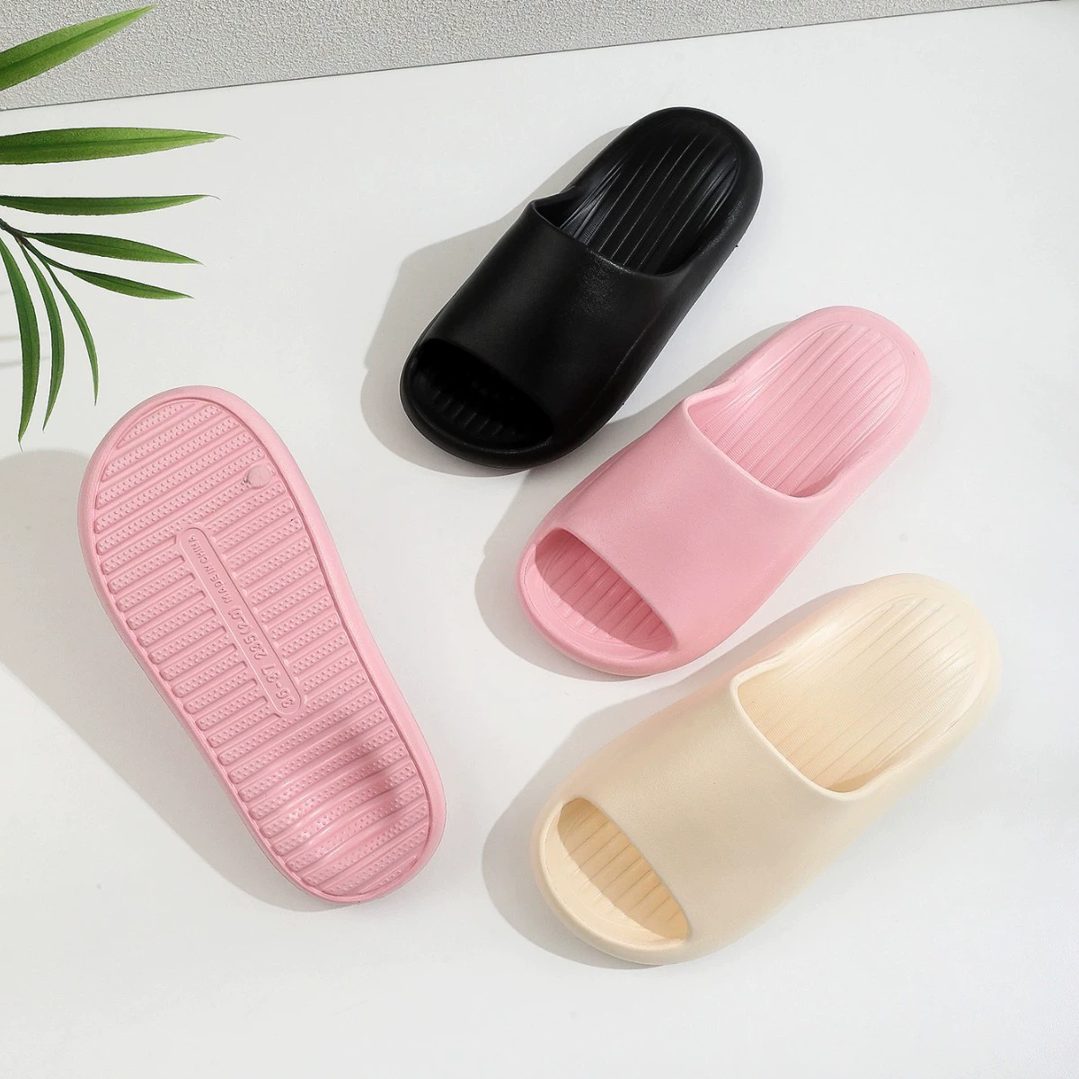 2025 новые летние стильные мужские и женские модные домашние уличные тапочки для дома, нескользящие и дезодорирующие тапочки на мягкой подошве