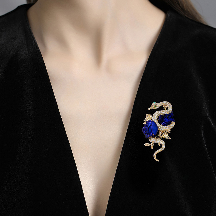 Spilla di lusso rosa e serpente per donna, accessorio per abito_voghion.com