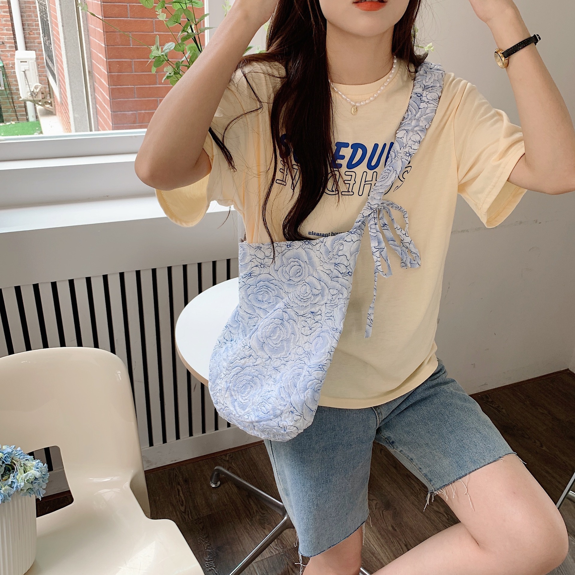 Wholesale of 25244 Jacquard blue rose large-capacity portable bags, clutch bags, storage bags, ladies' tote handbags undefined