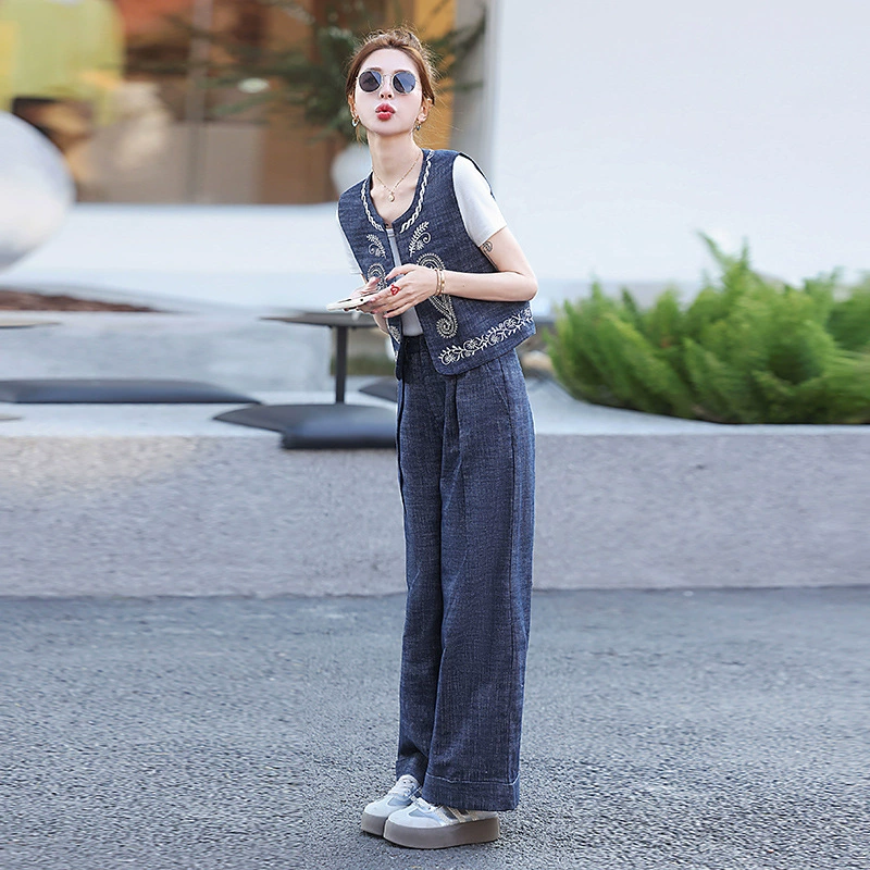 Женский летний костюм 2025 года в стиле ретро: вышитый деним, безрукавка и широкие брюки, элитный комплект из двух предметов
