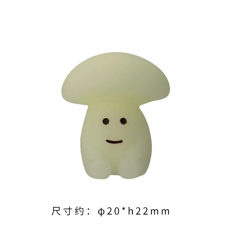 어둠 속에서 빛나는 작은 버섯