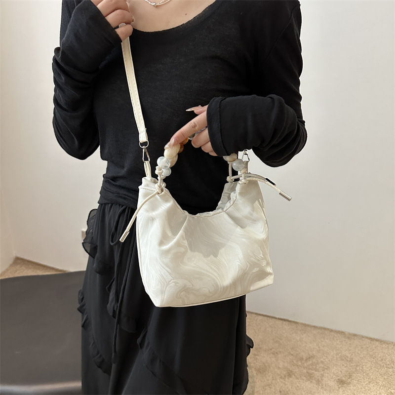 Nueva bolsa de estilo chino para mujeres 2024, nuevo verano, bolso de mochila de estilo exterior, bolso de cubo portátil super caliente.