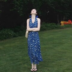 哥家商场同款女装2025夏季蓝色V领吊带挂脖碎花连衣裙法式高级感